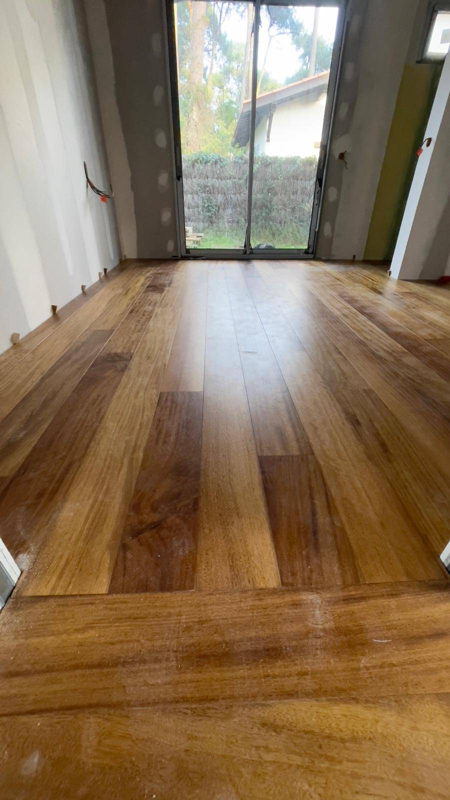 Réalisation d'un projet de parquet en iroko massif pour une villa au Cap-Ferret - RM Parquet Bordeaux