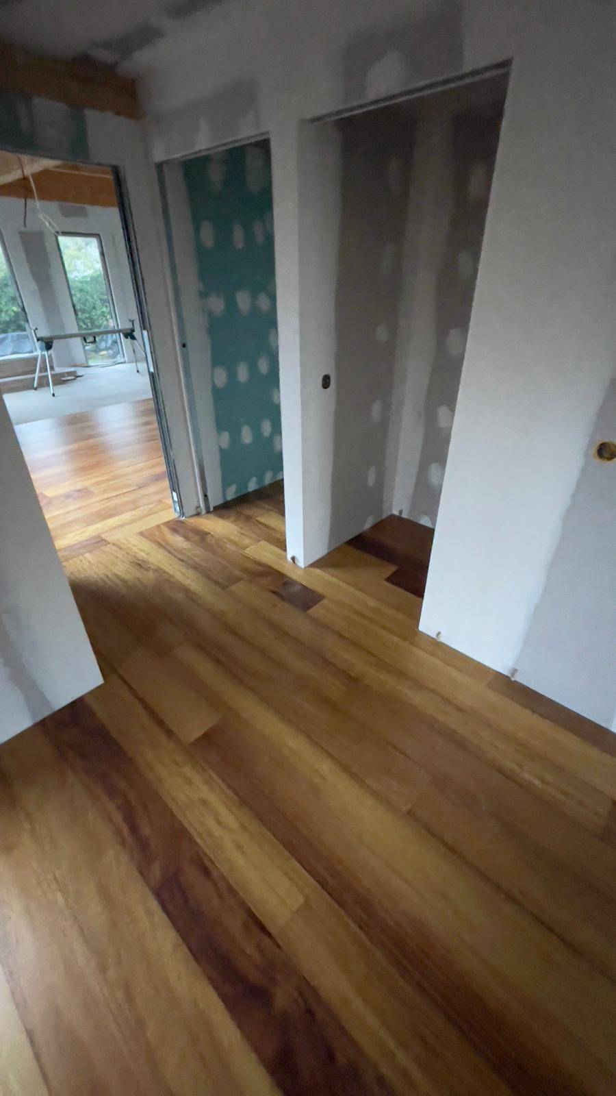 Détails de la pose de parquet en iroko massif dans une villa de prestige à Bordeaux