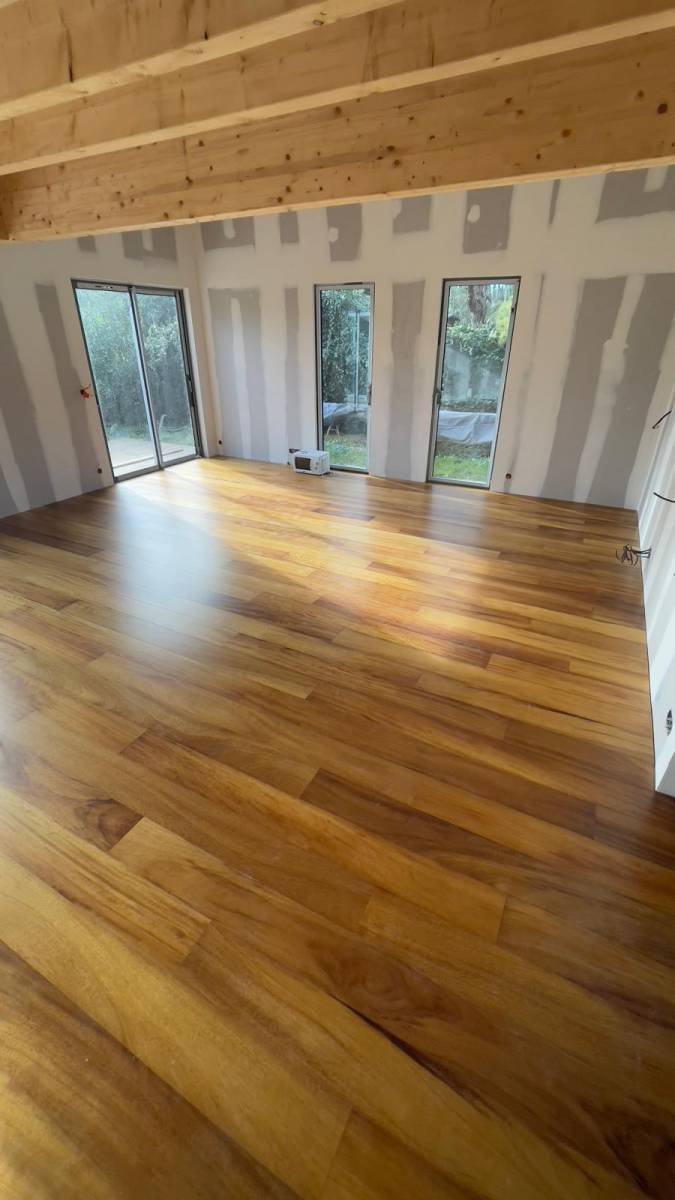 Pose de parquet en iroko massif dans une villa au Cap-Ferret - RM Parquet Bordeaux